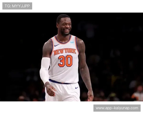 兰德尔背身强吃，尼克斯内线进攻多点开花