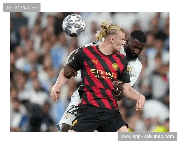 哈兰德利用肩部优势轻松摆脱防守